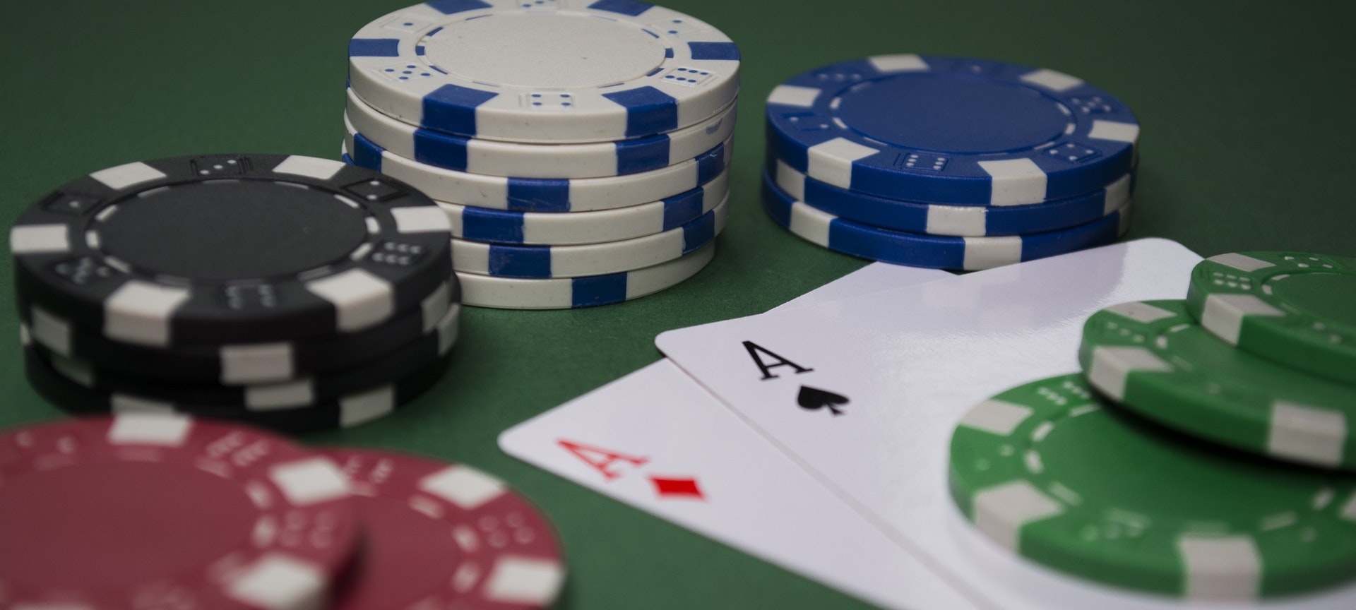 Getting the upper hand: Knowing when to bluff in poker